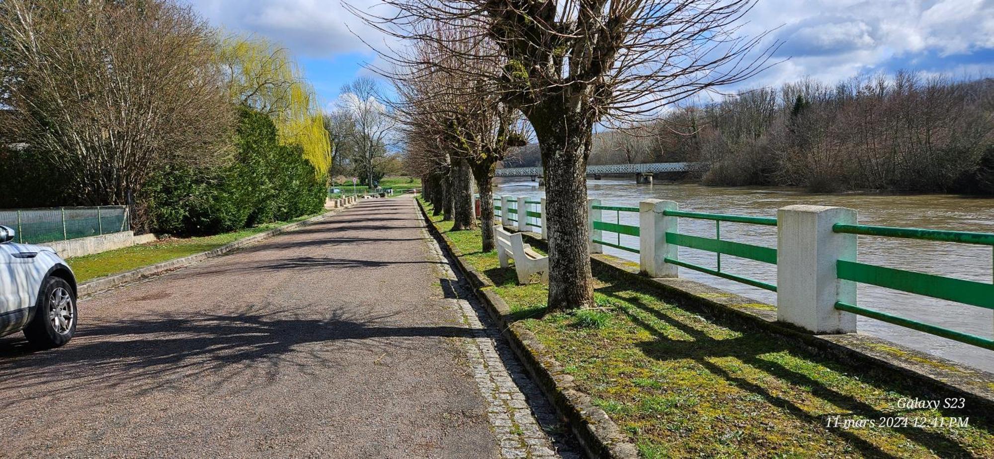 Holiday home Pavillon Avec Jardin Clos Au Bord De L'yonne *