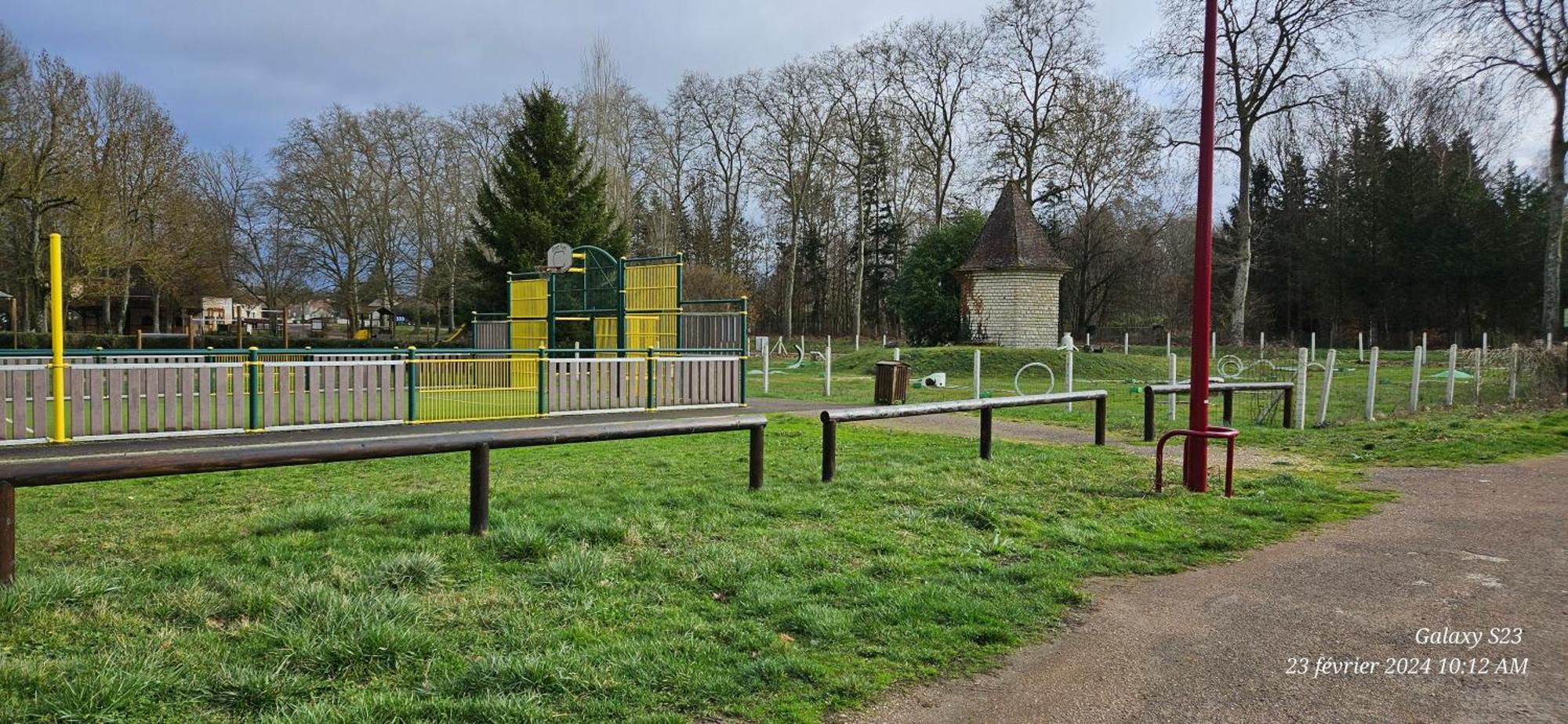 Pavillon Avec Jardin Clos Au Bord De L'yonne Holiday home