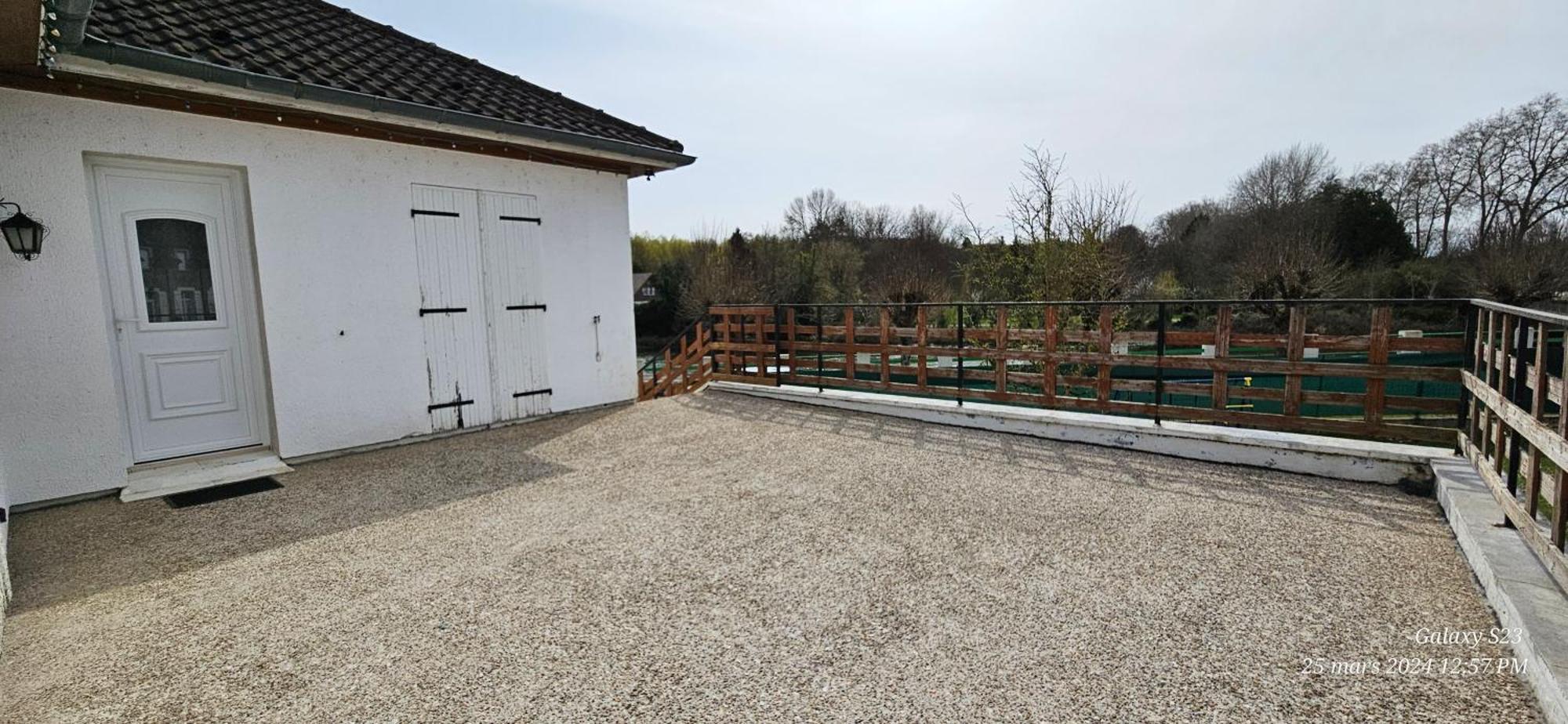 Holiday home Pavillon Avec Jardin Clos Au Bord De L'yonne
